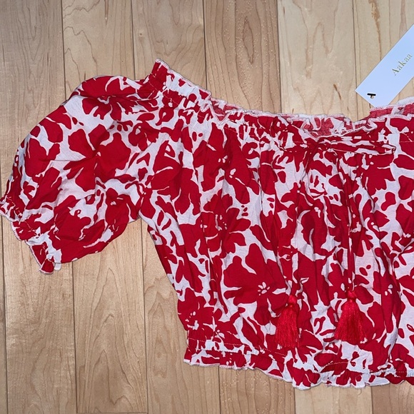 Aakaa Tops - NWT AAKAA Red and White drop sleeve Smocked Crop Blouse Large floral